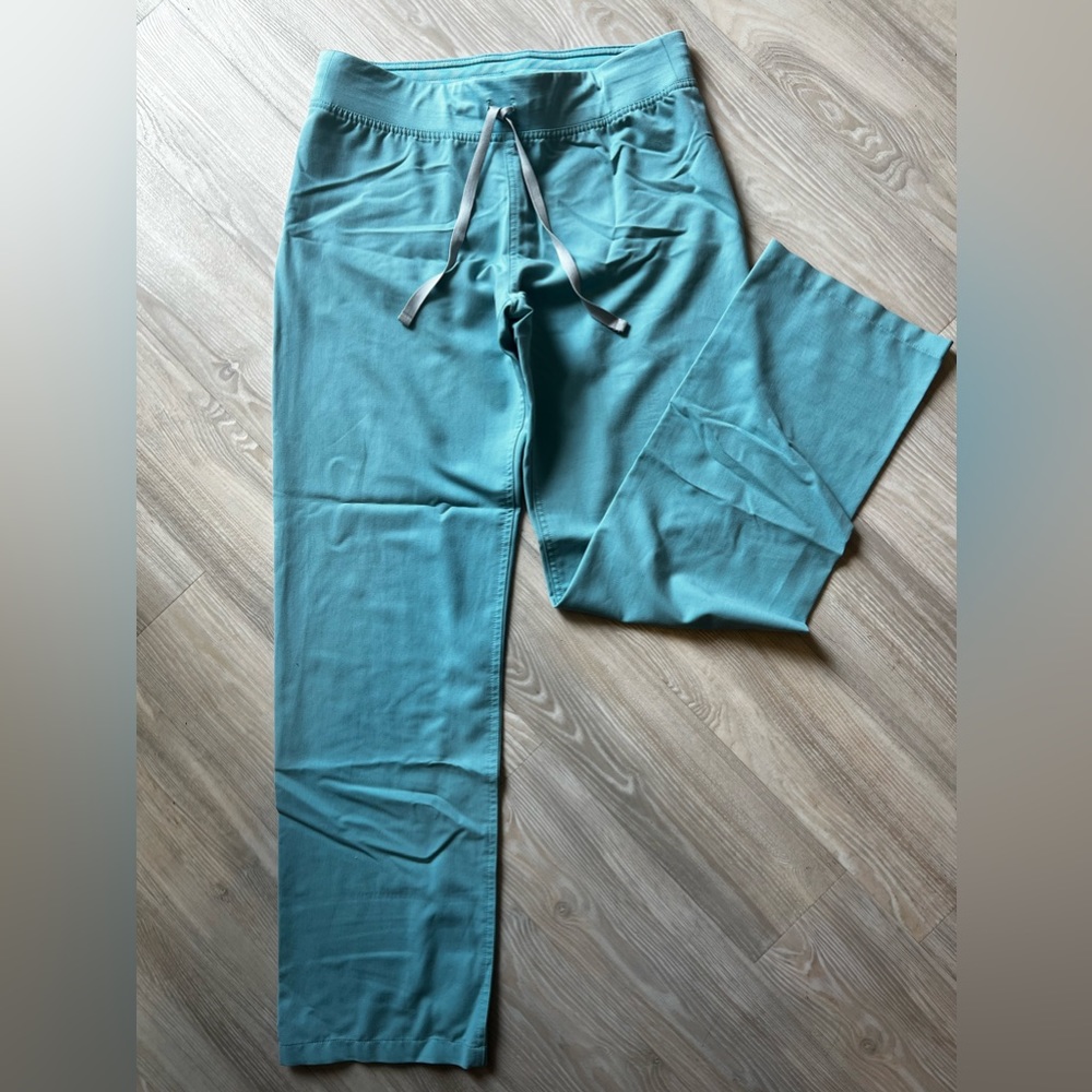 women’s Figs livingston basic scrub pants small 
light blue